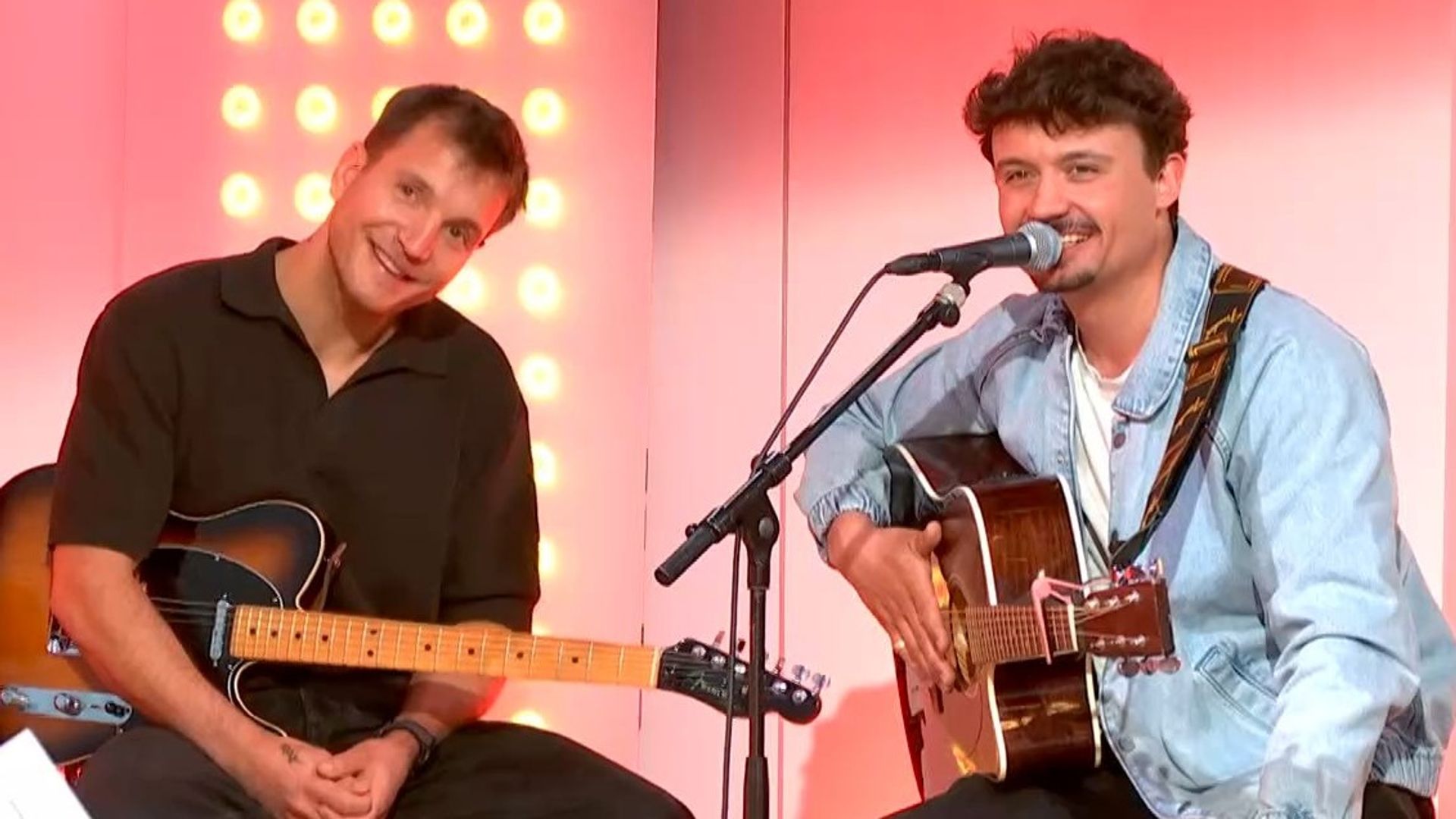 Zappeur Palace interprète en live leur dernier single : "Loin des hommes"