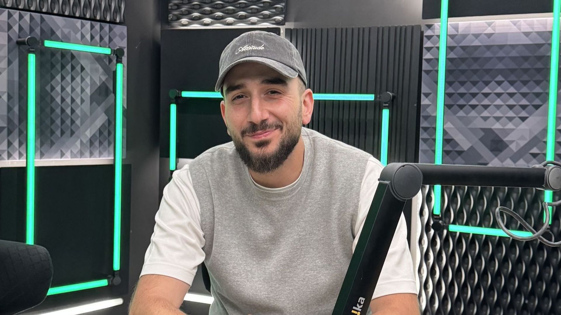 "Moins de Q, plus de QI" : Osman observe un monde où le sexe s’invite partout