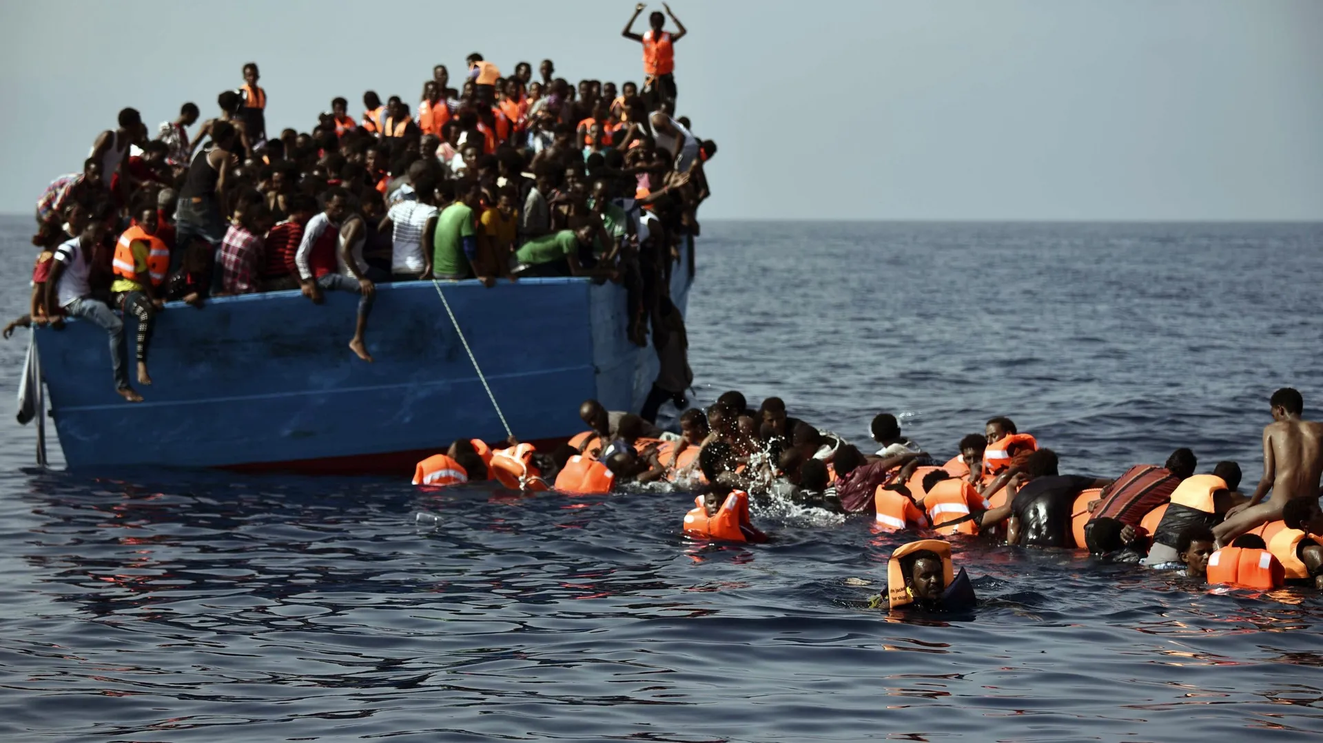 Au large de la Libye, 1800 migrants secourus ce mardi, des centaines ...