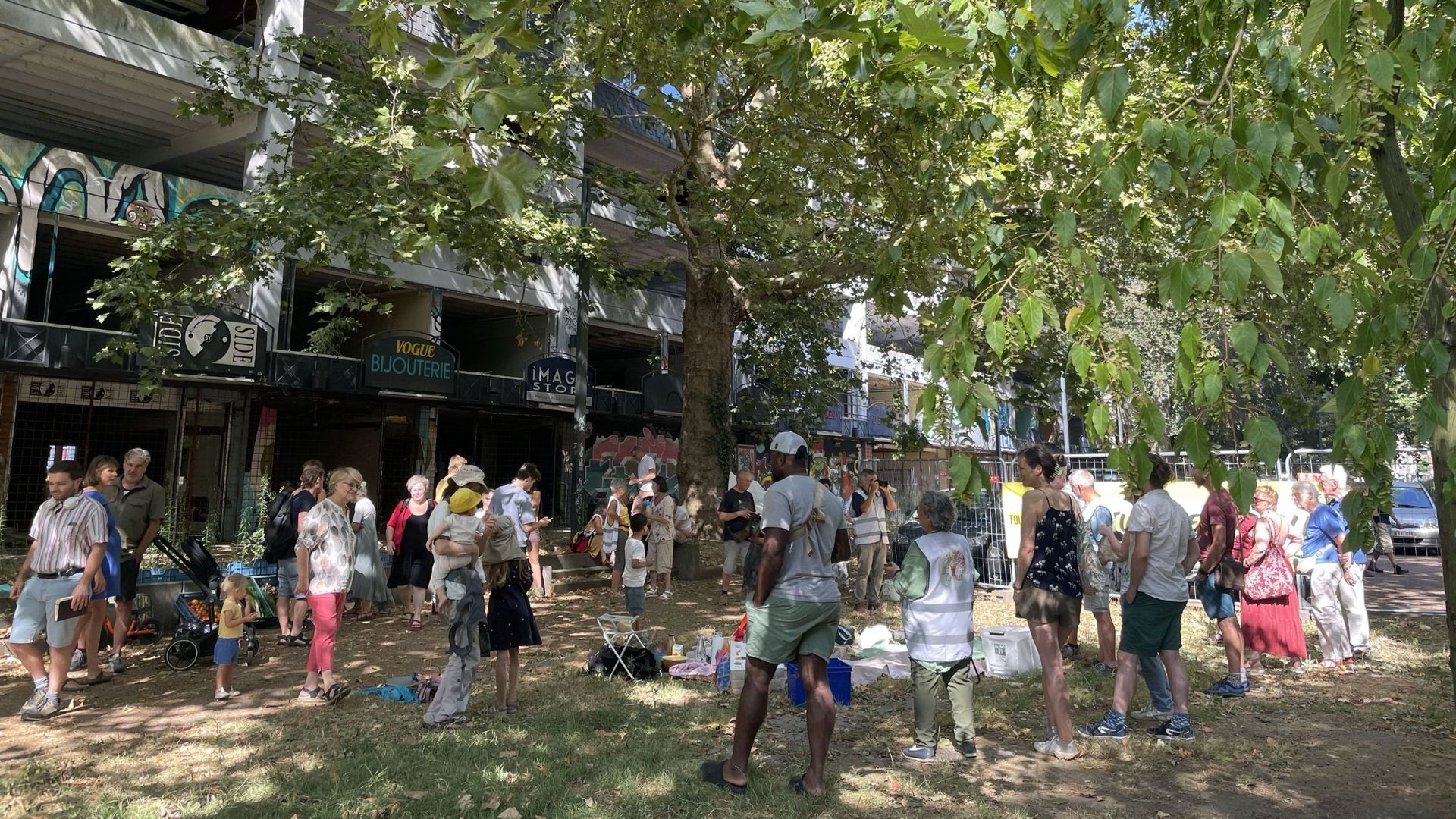 Un goûter à l’ombre des arbres pour dénoncer l’avenir du Parc Léopold