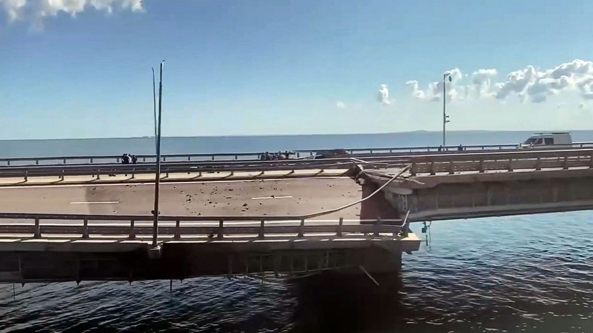 guerre-en-ukraine-le-pont-de-crim-e-nouveau-attaqu-la-russie