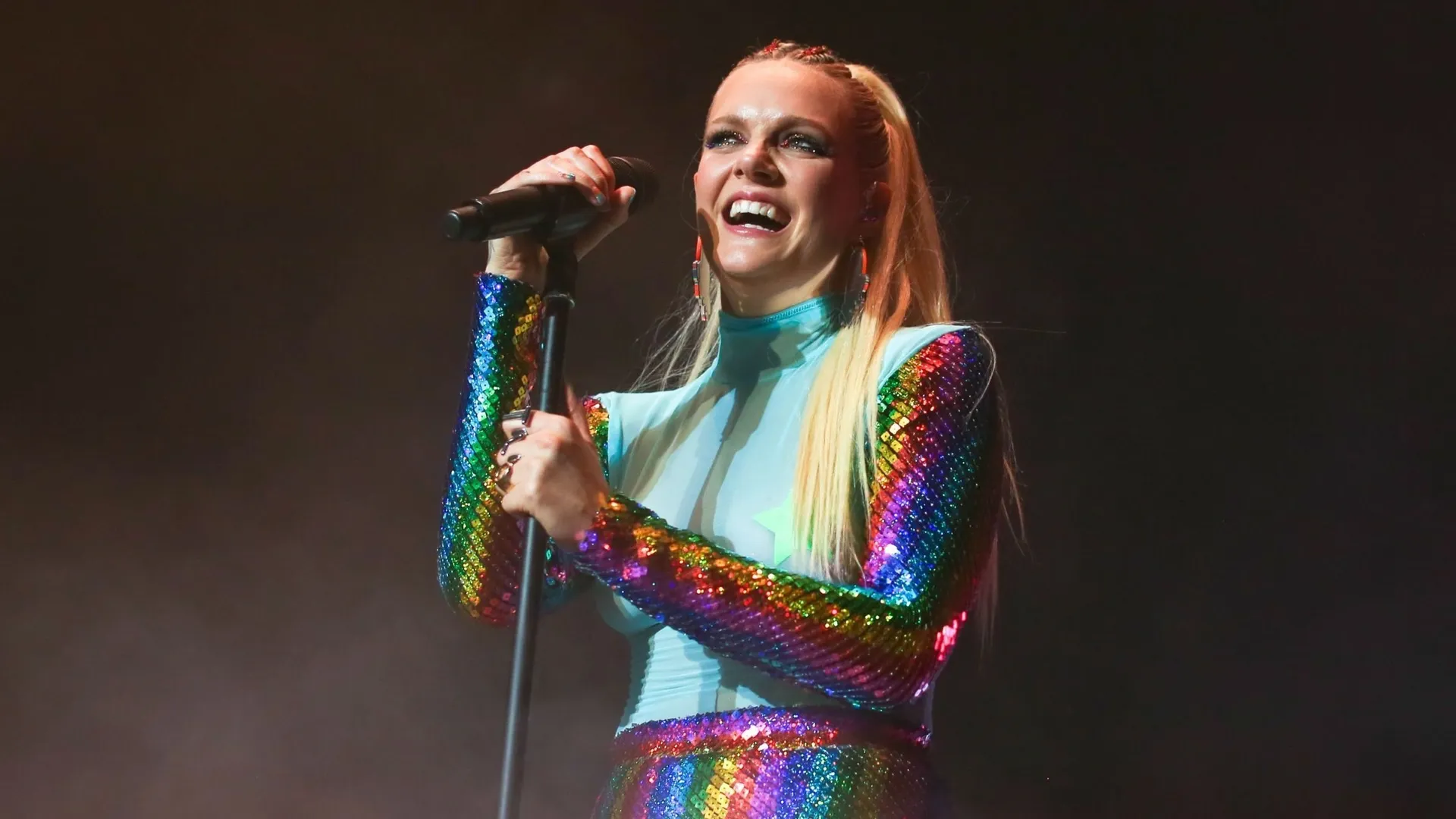 Avant de chanter avec Flume, Tove Lo dévoile sa 'robe utérus' RTBF Actus(01)