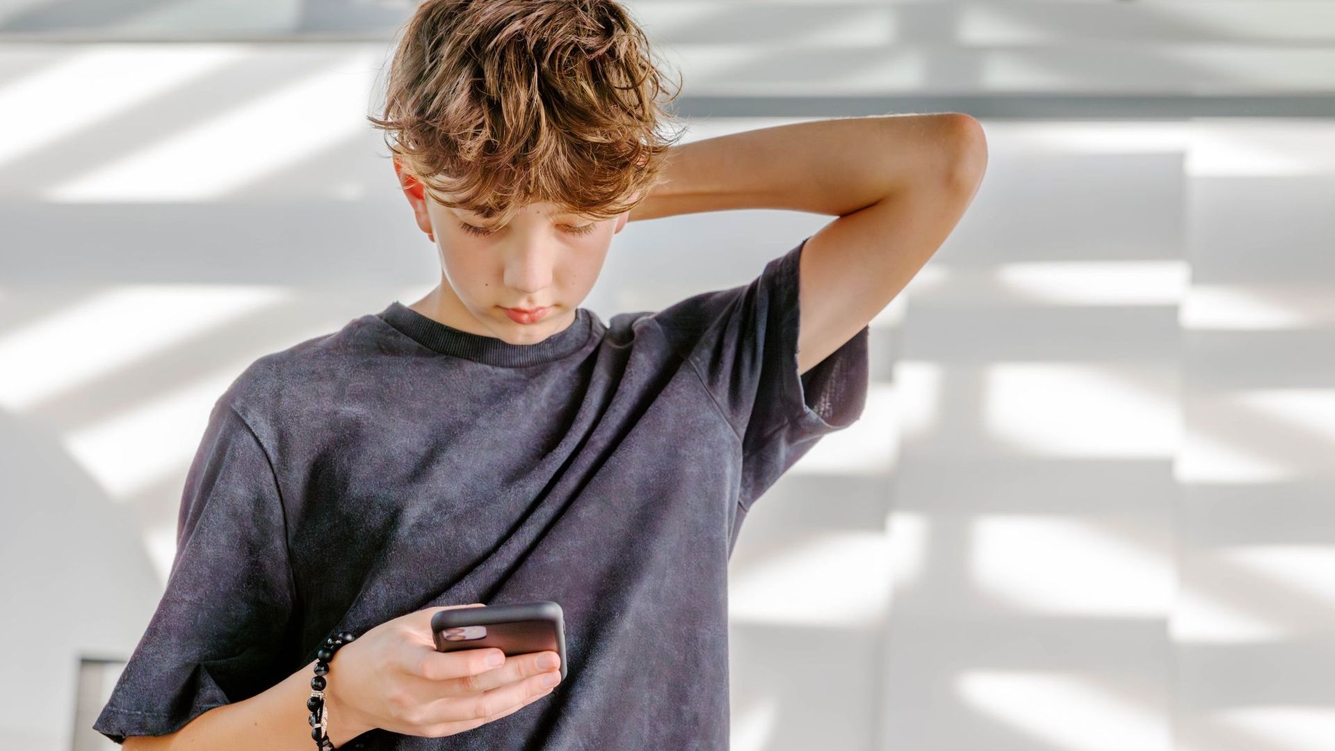 Des publicités en Écosse visent à sensibiliser les garçons au sexisme en ligne - RTBF Actus