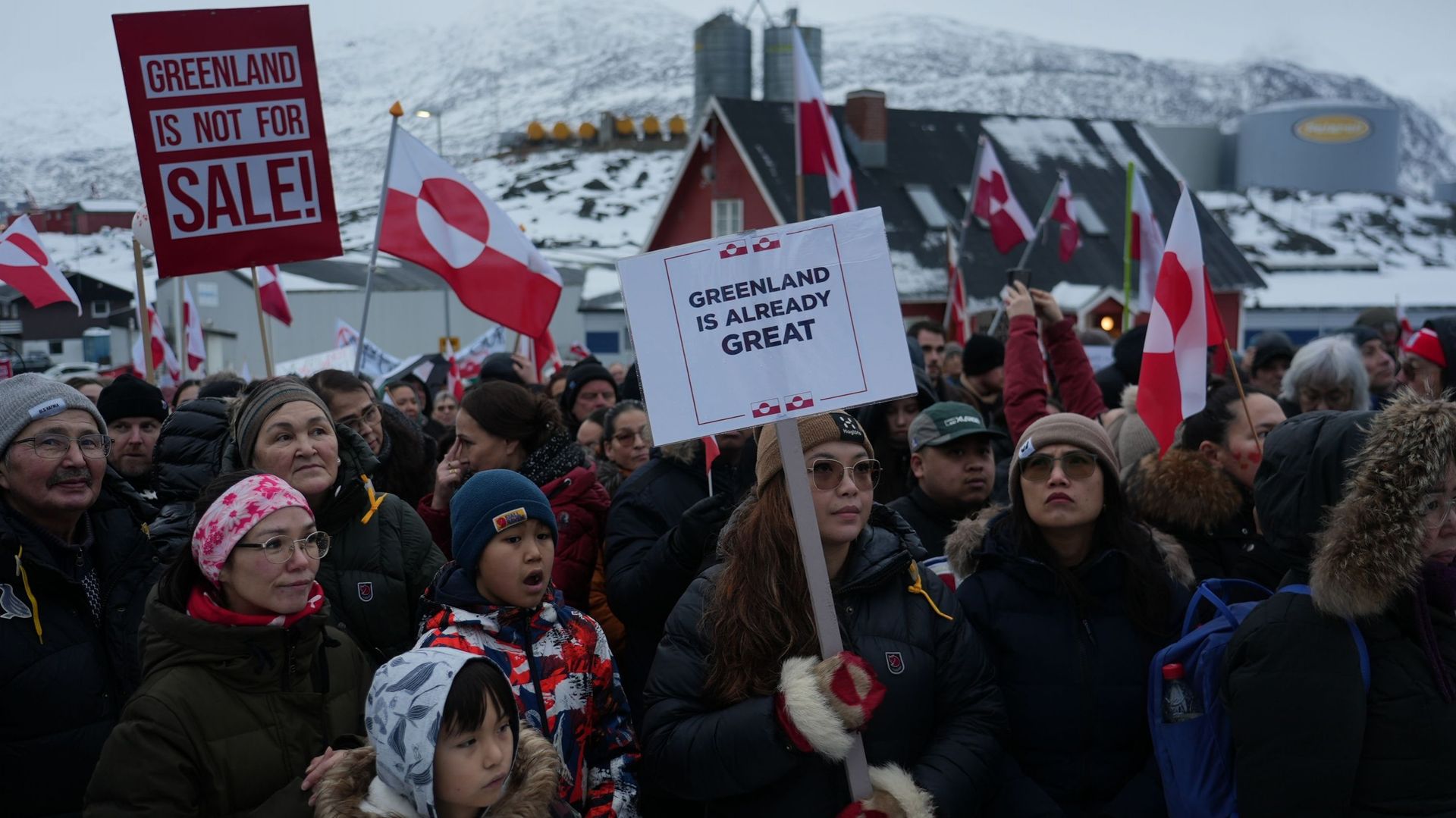 "Le Groenland n’est pas à vendre" : des milliers de manifestants à Nuuk et Copenhague