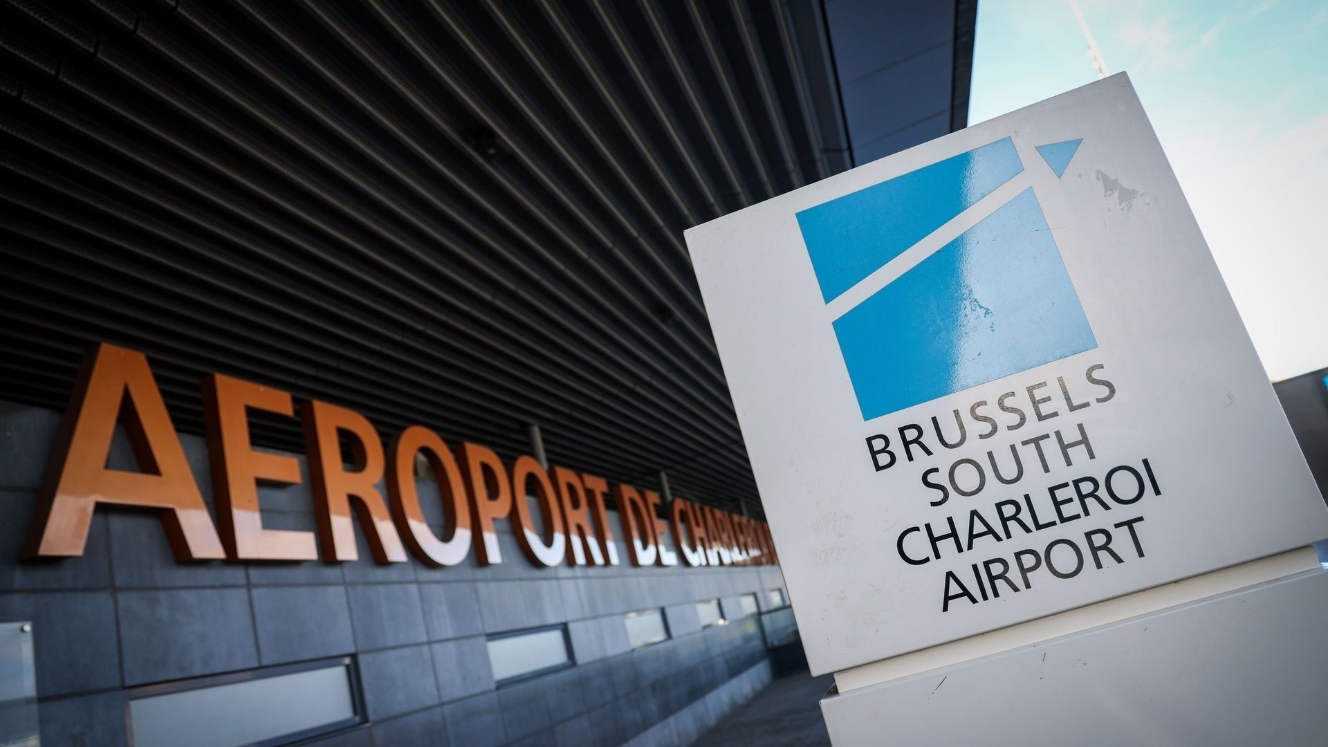 Aéroport de Charleroi : la Ville abandonne sa taxe communale