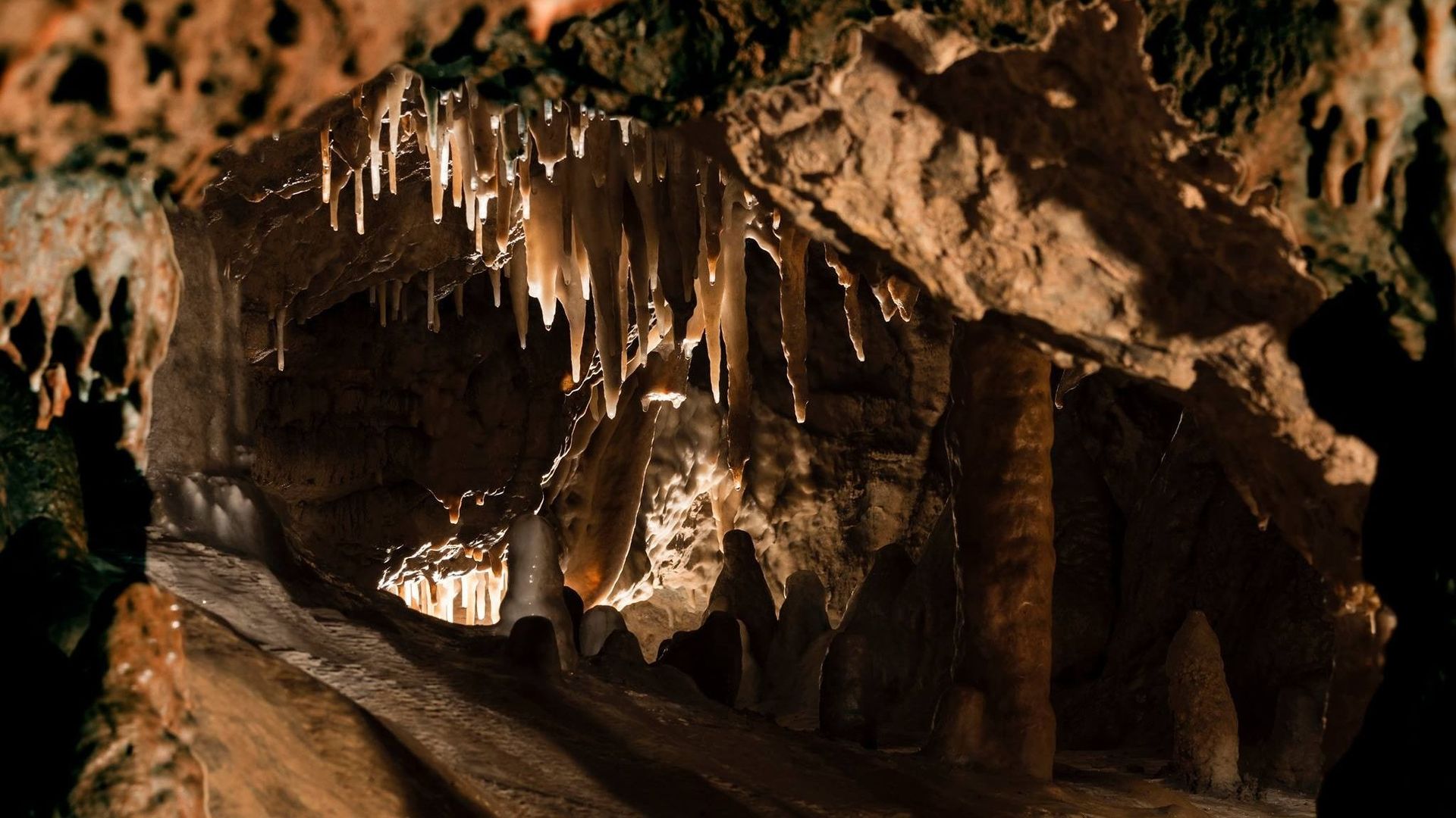 Grotte de Comblain : un trésor souterrain emblématique de la vallée de l’Ourthe