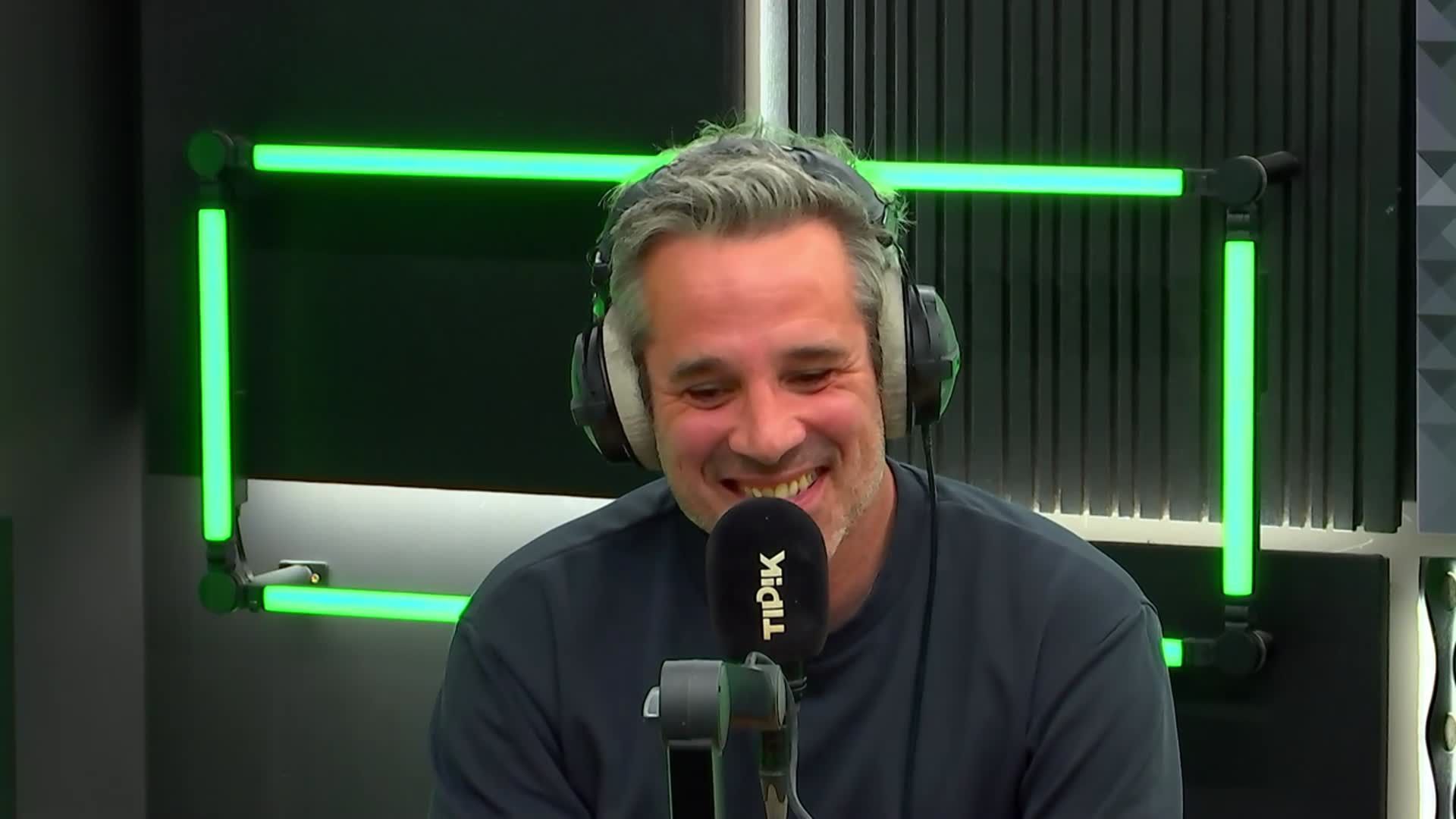 "Je joue sur scène pieds nus" : Adrien Devyver nous présente son spectacle "La tornade"