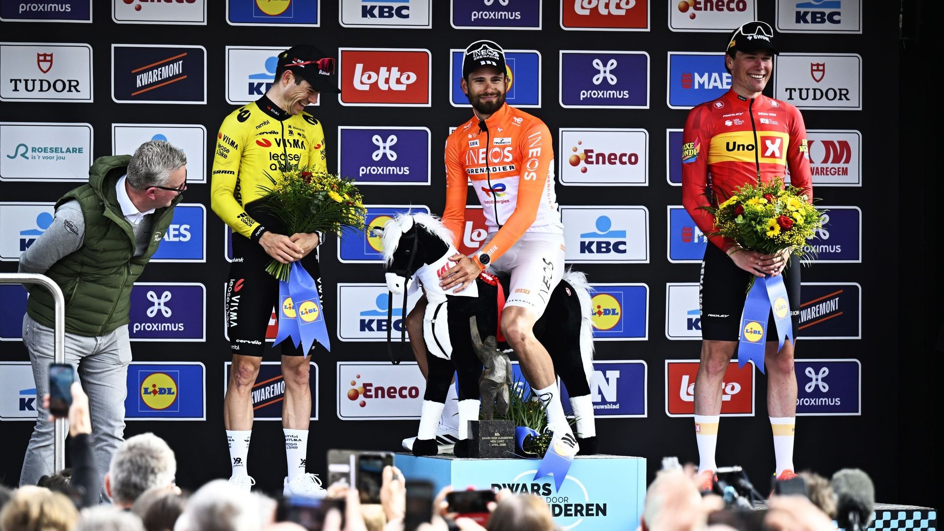 Filippo Ganna "surpris d'avoir gagné" À Travers la Flandre après avoir remonté Wout van Aert : "Je suis désolé pour lui"