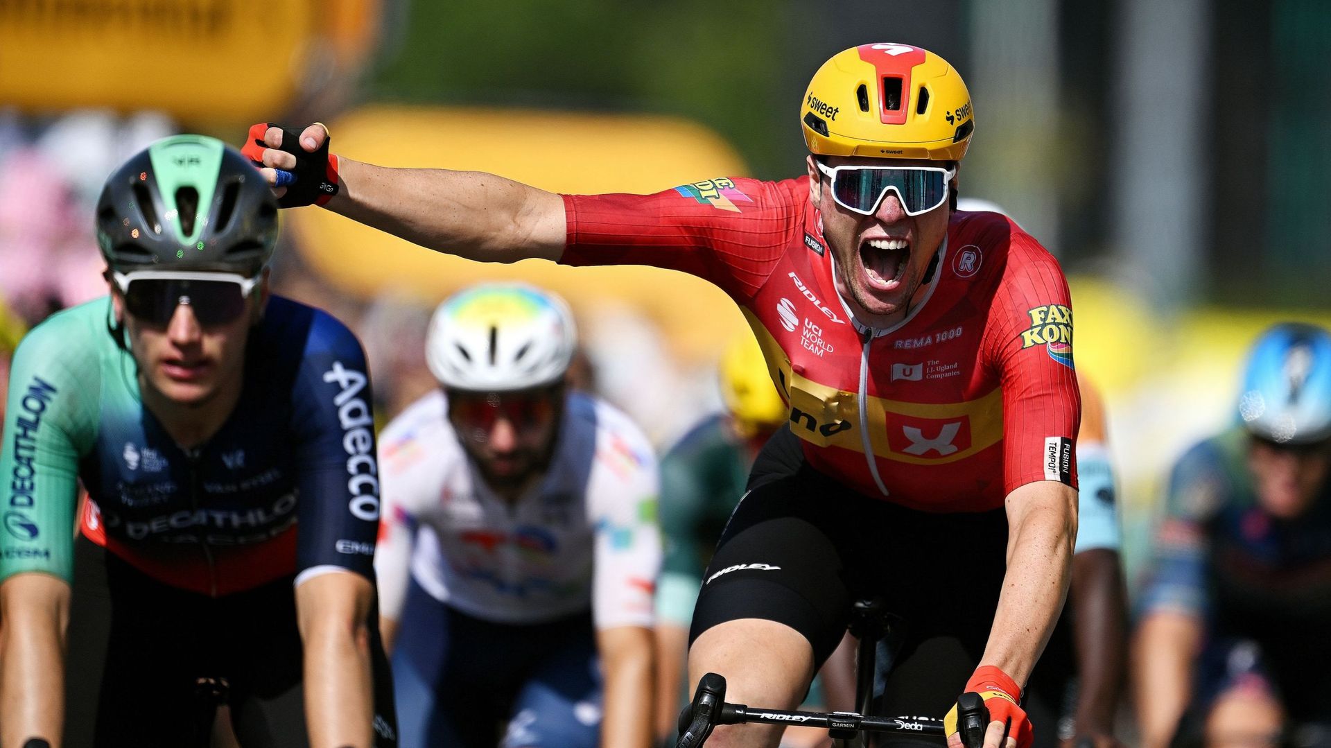 Tour de France 2026 : Soren Waerenskjold victorieux au terme d'un sprint atypique, Philipsen déclassé !