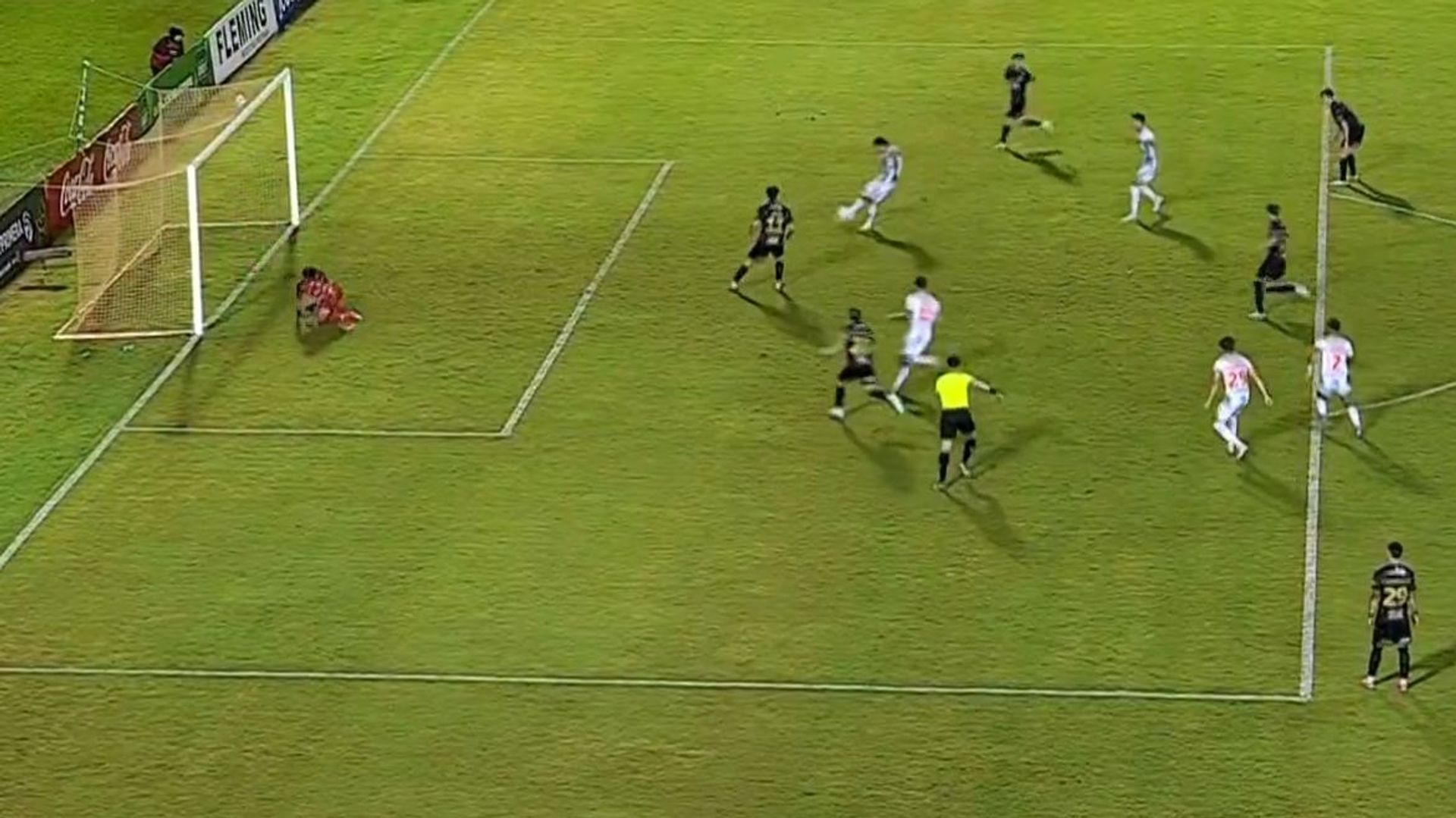 Il marque malgré lui… après avoir loupé un pénalty : le but "ping-pong" le plus improbable de l’année