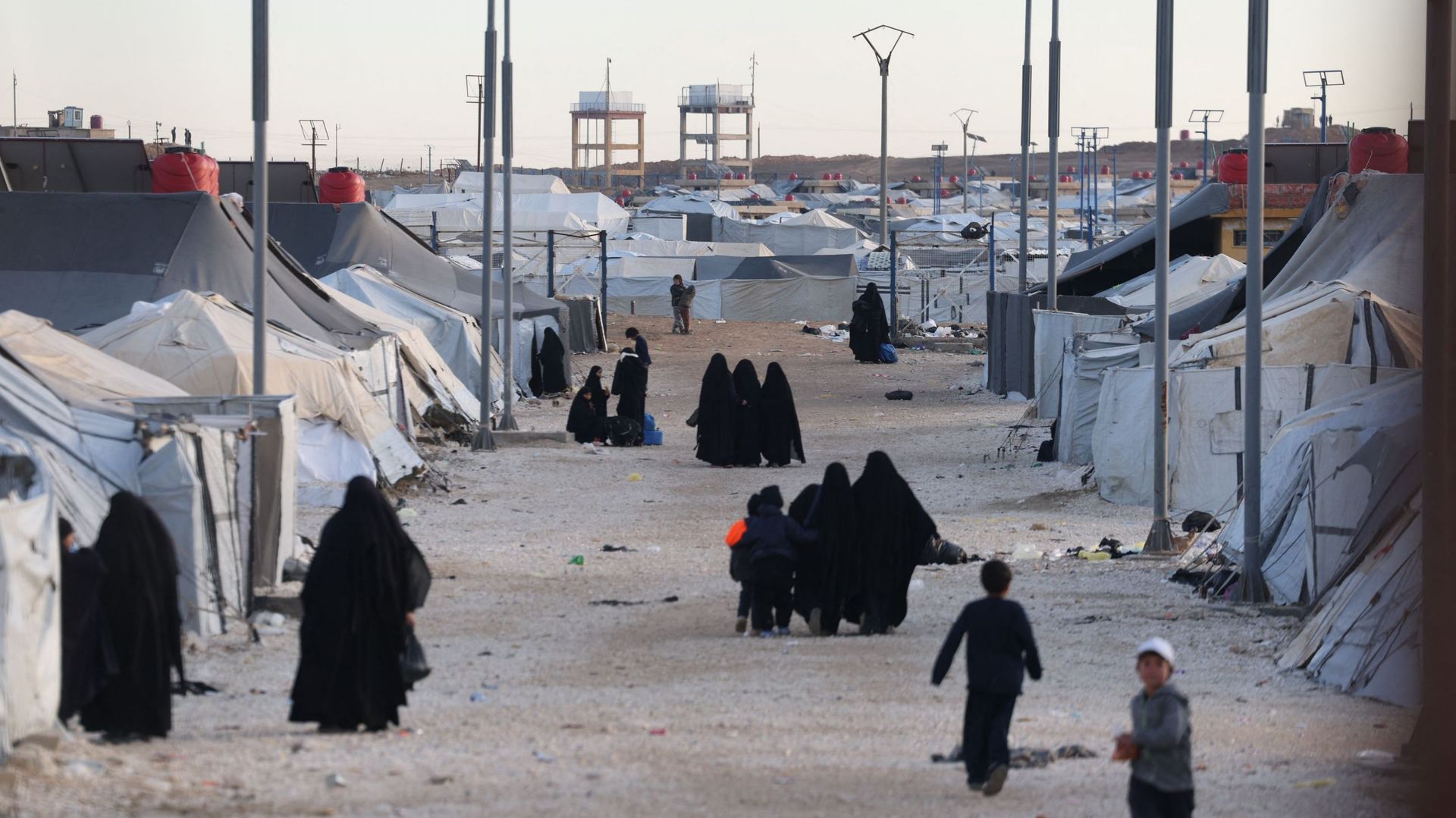 Conflit en Syrie : les autorités évacuent le camp de proches de djihadistes d'al-Hol - RTBF Actus