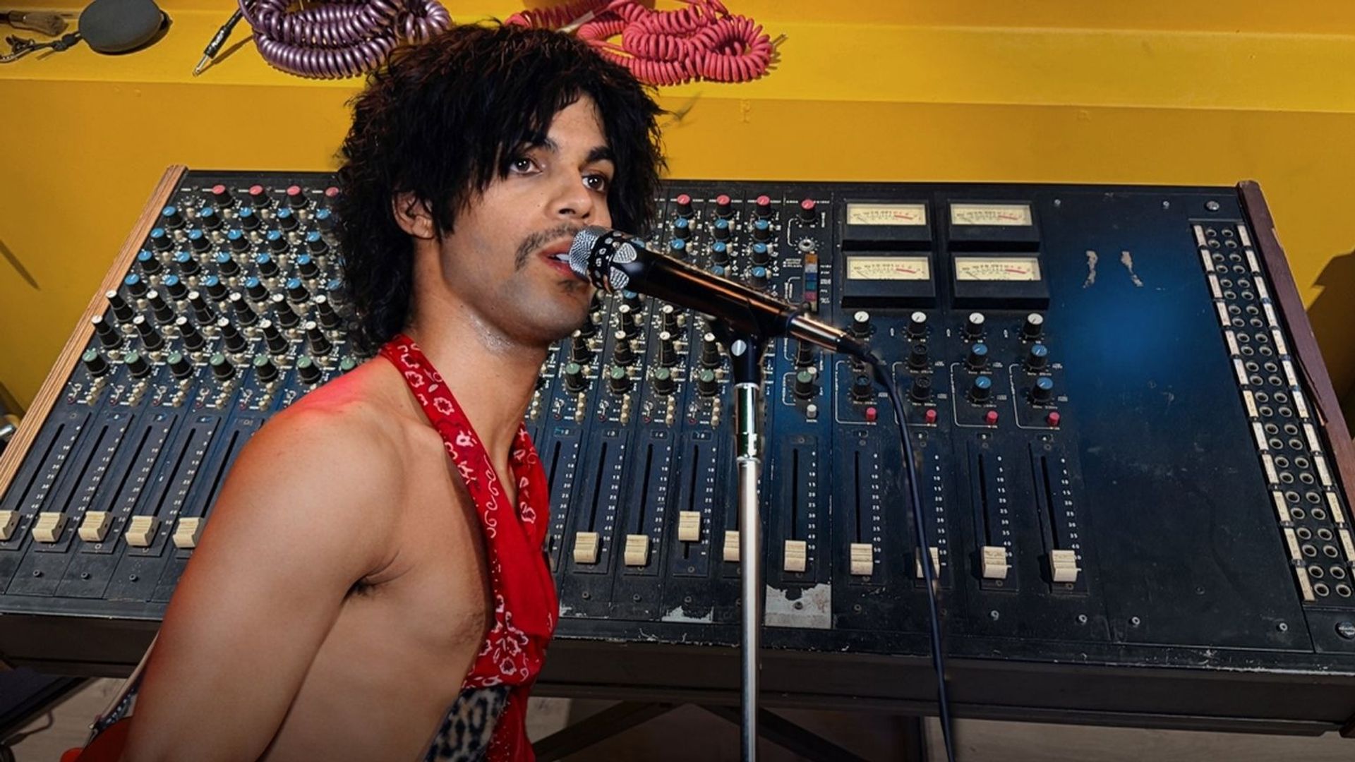 La première console de mixage de Prince découverte en Belgique : un trésor musical historique