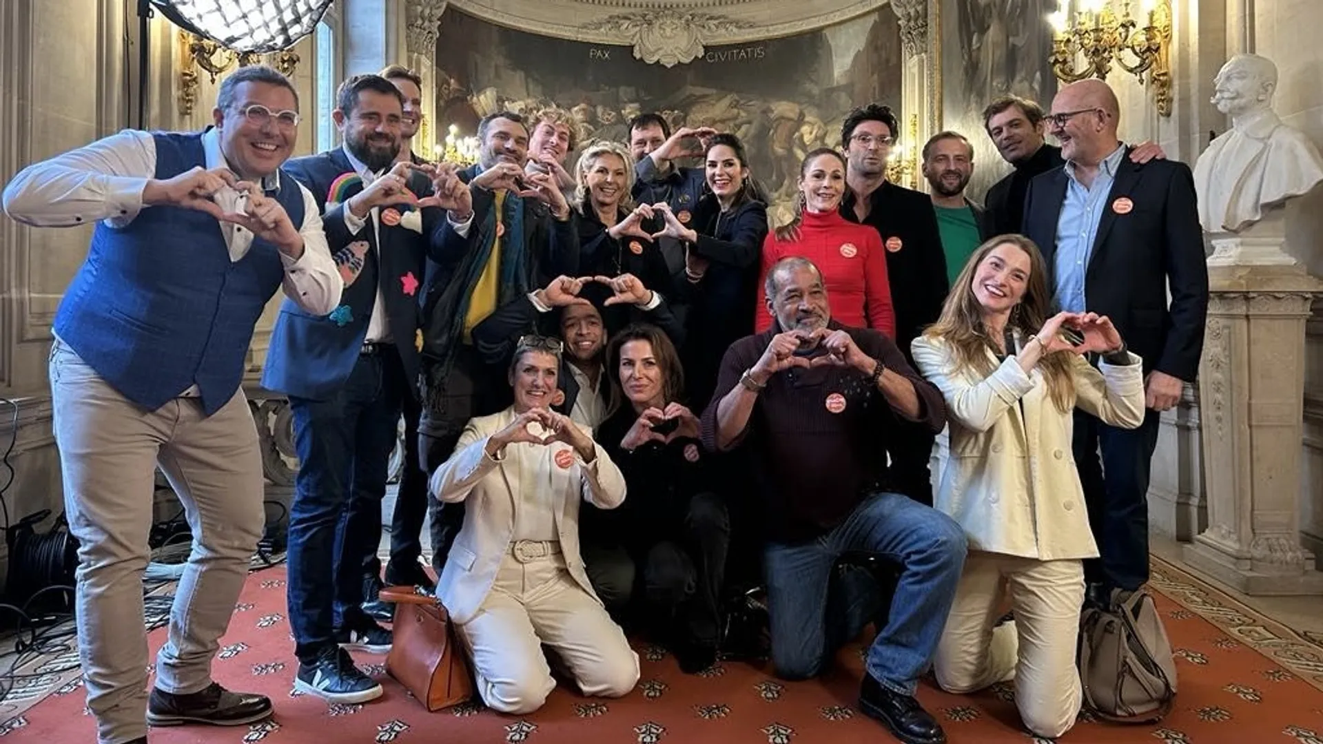 La Présentatrice D Affaire Conclue Fait Tomber Un Objet En Pleine