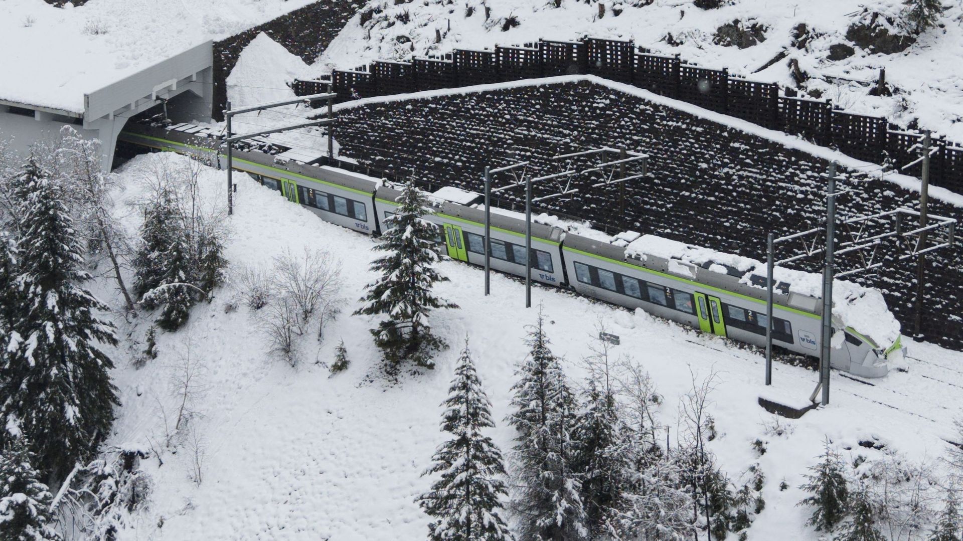 Accident ferroviaire en Suisse : cinq blessés après le déraillement d’un train dans les Alpes - RTBF Actus