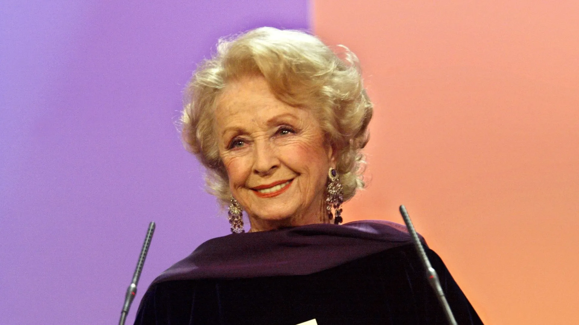 l-actrice-fran-aise-danielle-darrieux-s-est-teinte-l-ge-de-100-ans