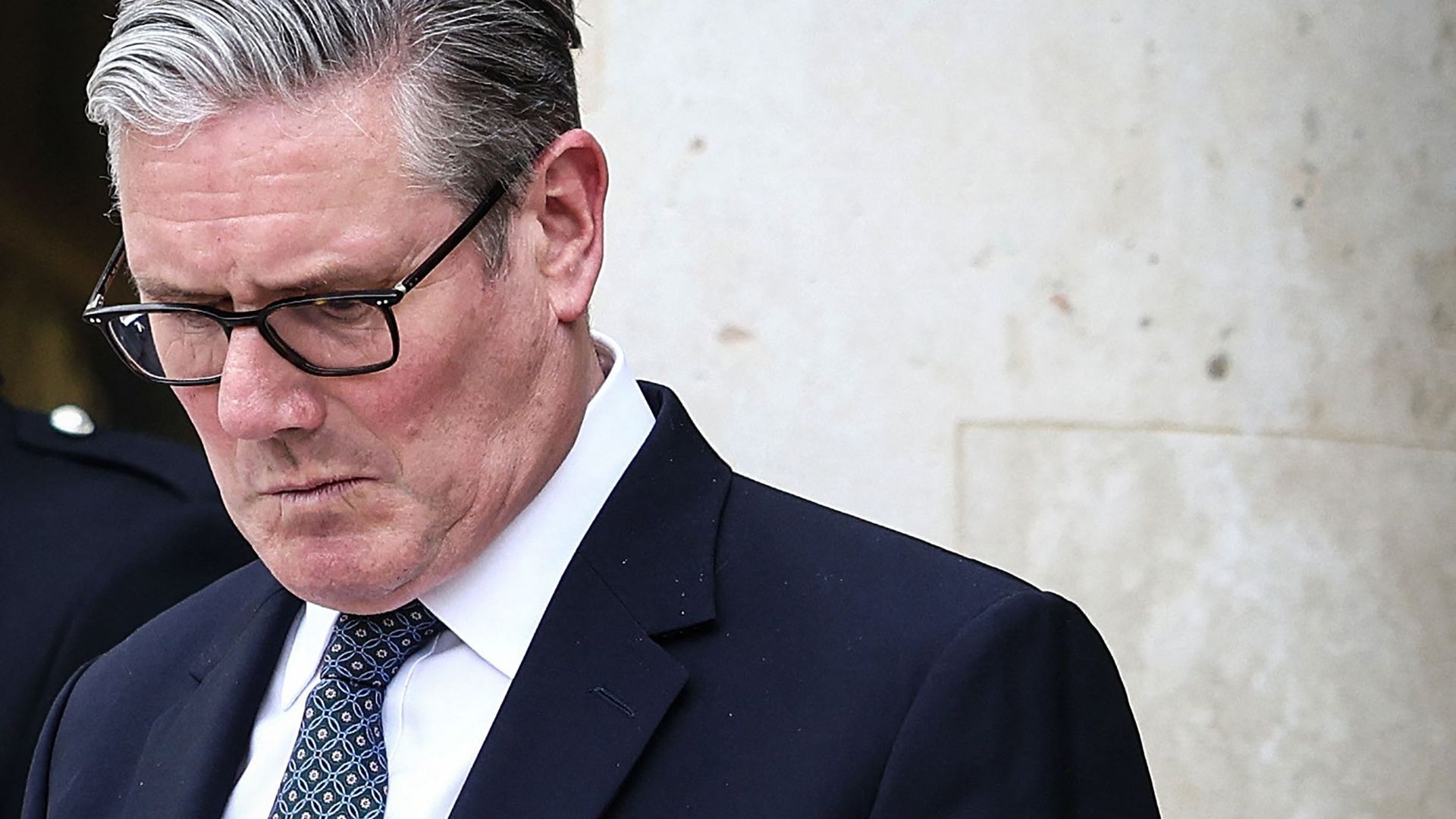 Royaume-Uni : la pression monte sur le Premier ministre Keir Starmer pour qu'il démissionne, il dit vouloir "continuer à gouverner"