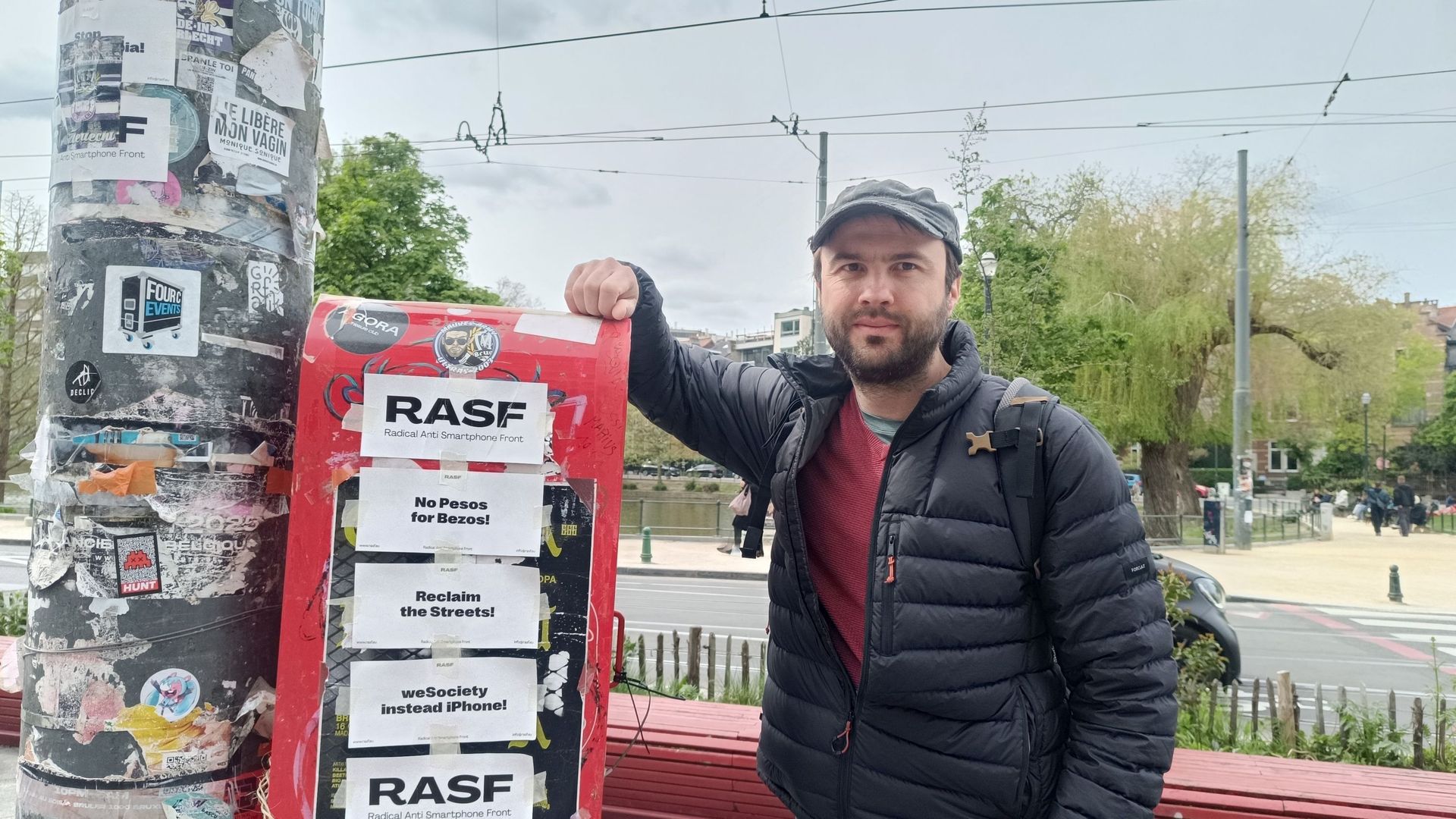 Bruxelles : un Allemand colle des affiches pour vous interpeller sur votre usage du smartphone