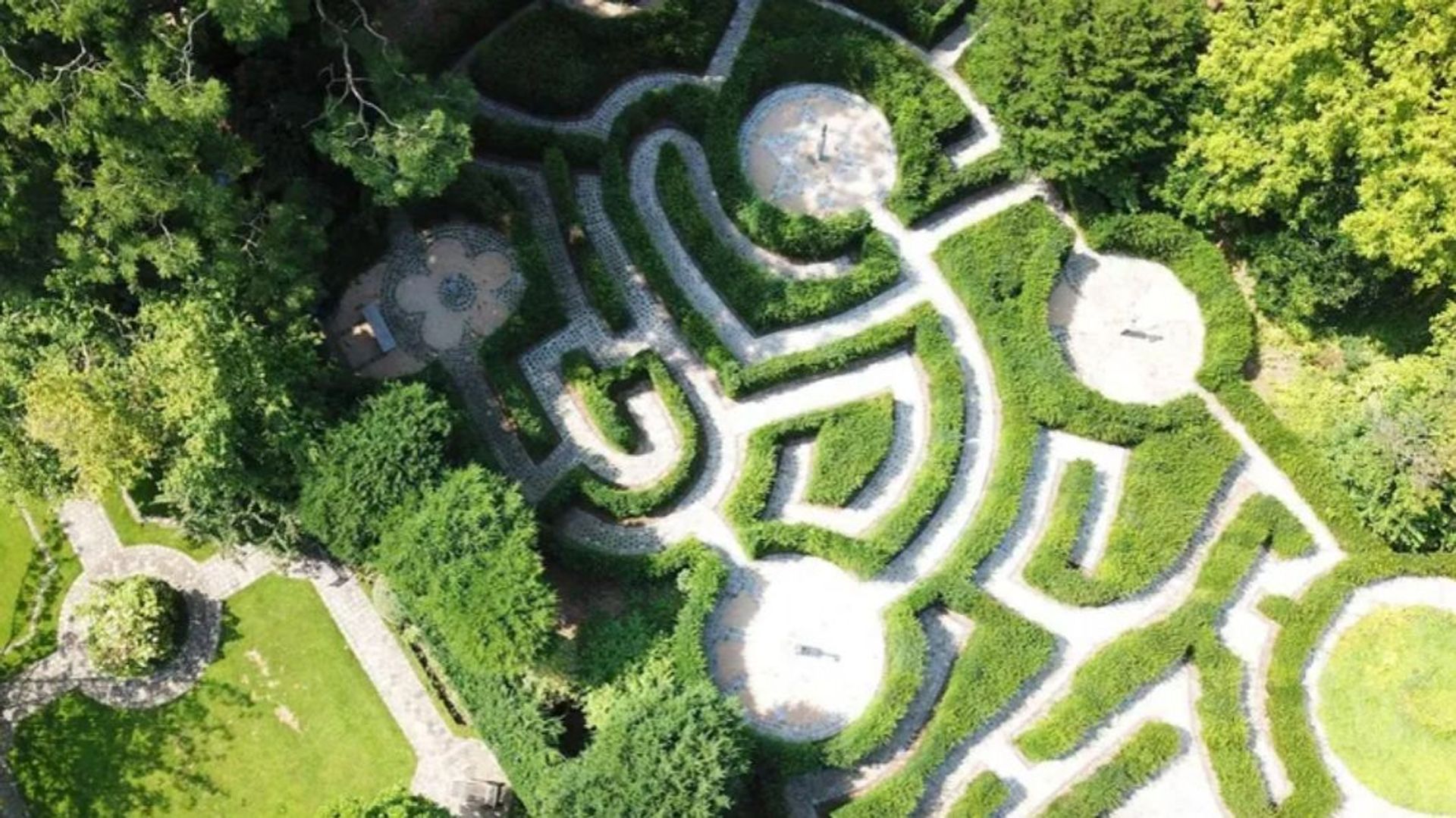Remporte tes places pour explorer le labyrinthe des Jardins van Buuren avec AUVIO KIDS