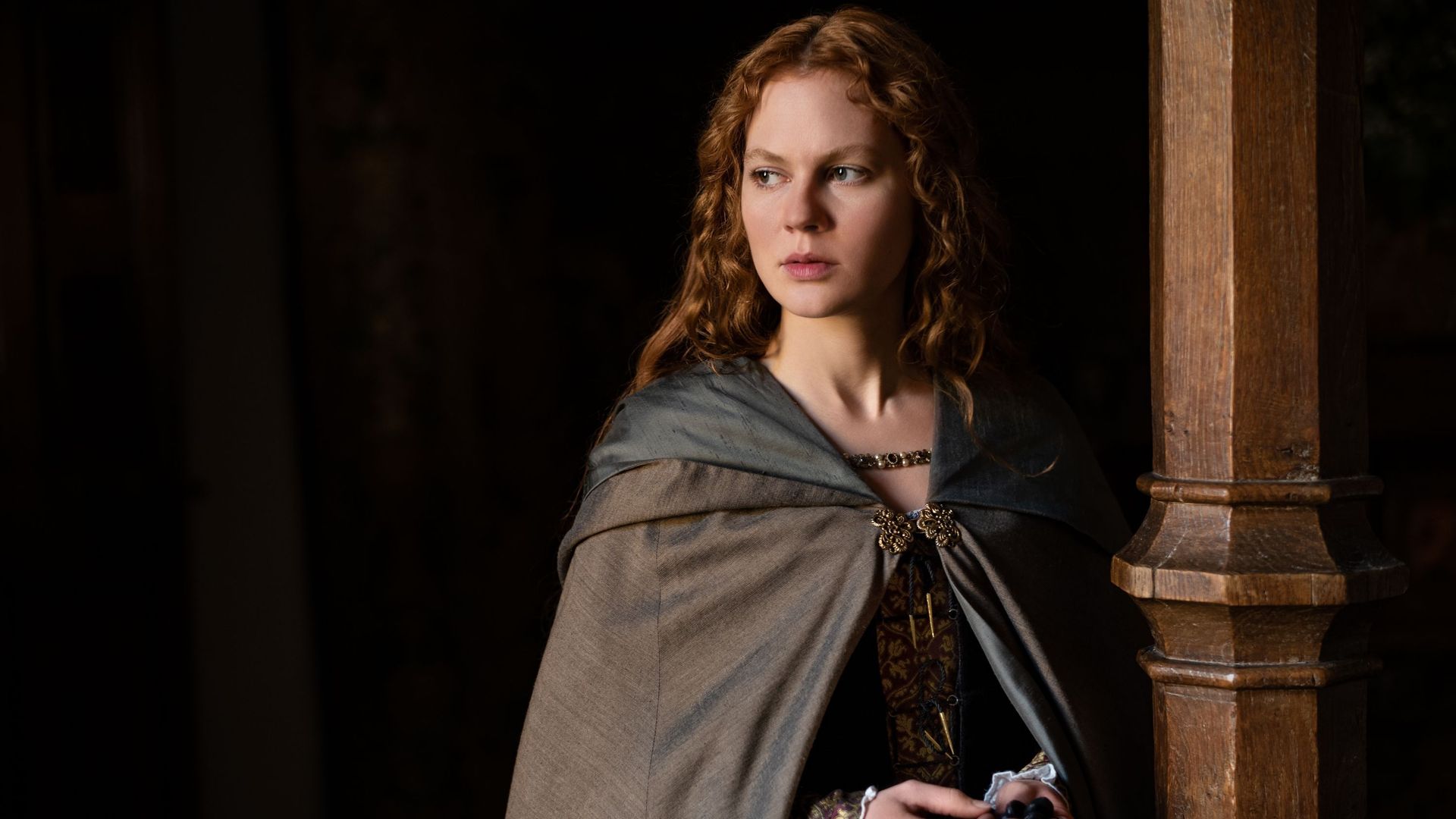 “Becoming Elizabeth” sur RTBF Auvio : un biopic moderne et romancé sur la reine la plus emblématique d’Angleterre