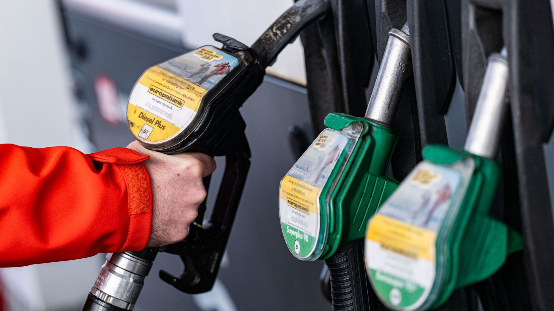 Les Engagés, le PS et le PTB proposent de bloquer les prix des carburants et de l’énergie : bonne idée ou fausse bonne idée ?