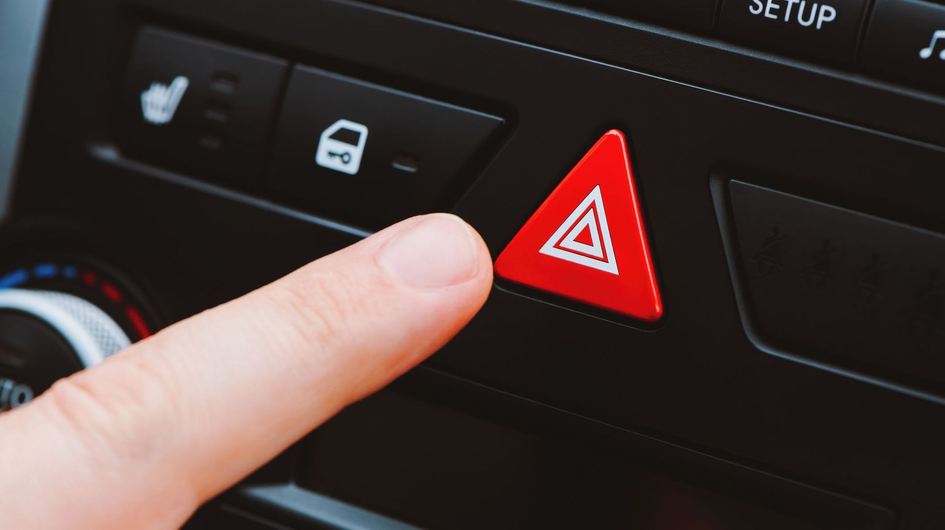 Sécurité Routière – L’accessoire le plus mal utilisé de votre voiture : les 4 feux clignotants ne sont pas une baguette magique !