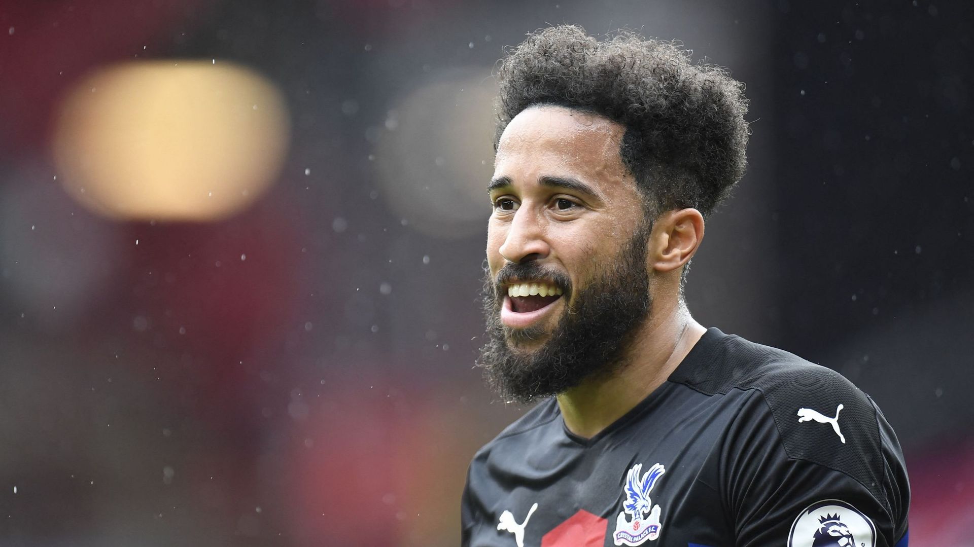 'Mes enfants ont cru à de l'IA' : le footballeur Andros Townsend écrasé par... un rouleau compresseur à l'échauffement - RTBF Actus