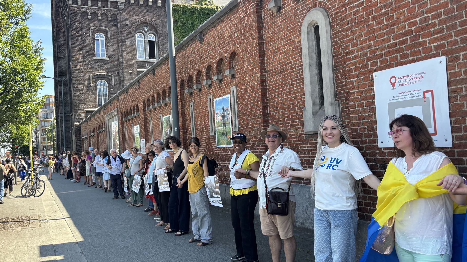 Une chaîne humaine symbolique à Bruxelles rassemble environ 300 personnes