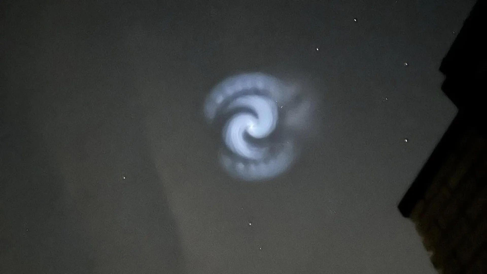 Quel est ce phénomène de spirale bleue observé dans le ciel ce lundi — free download