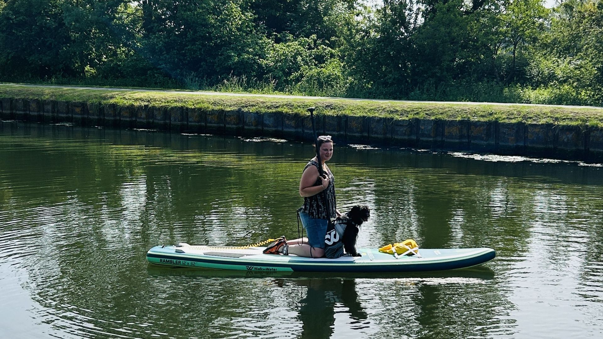"Pour nous rafraîchir ? Rien de tel qu’une balade en paddle ! Avec les chiens, c’est encore mieux"