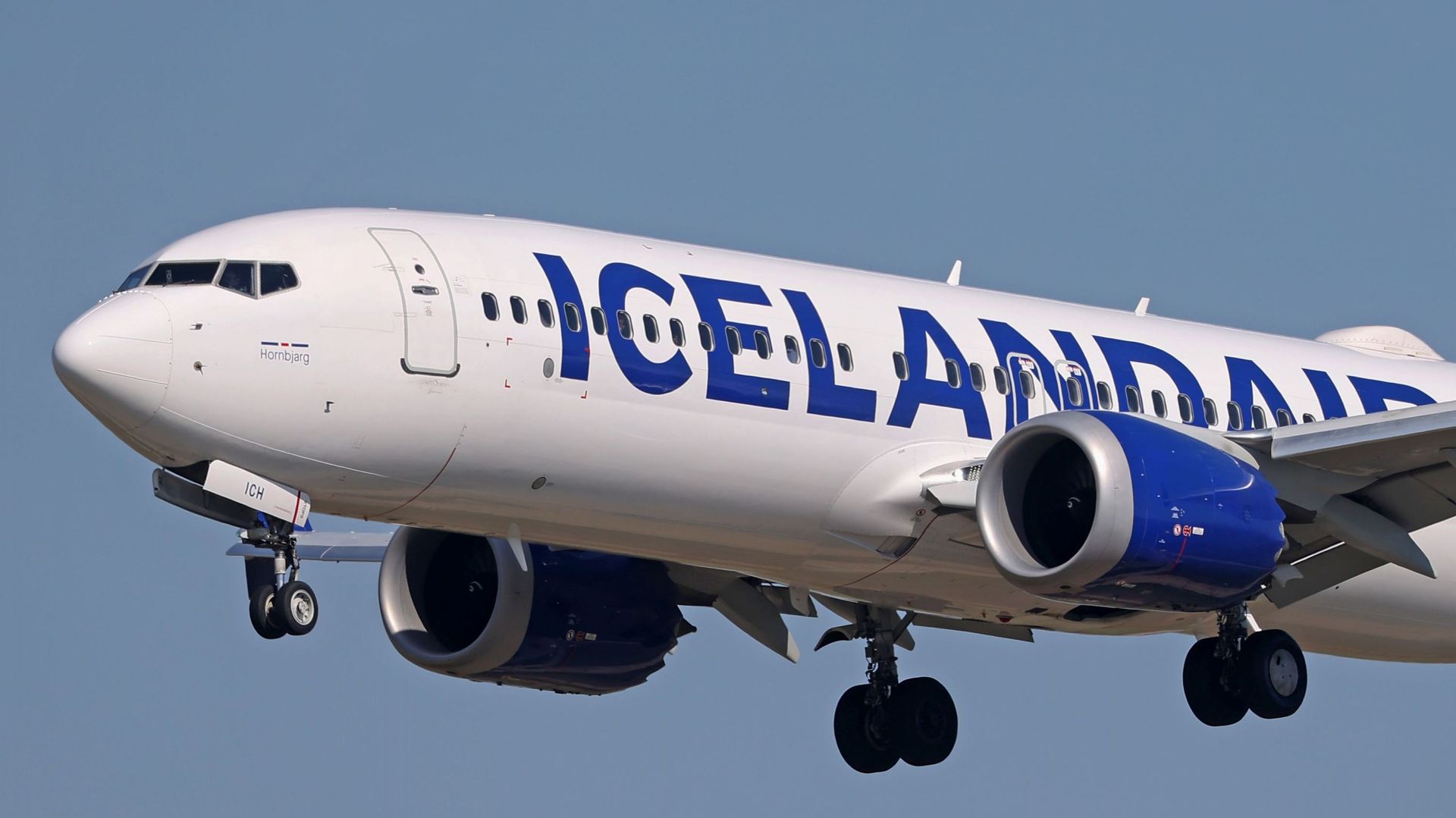 La minute insolite : en plein vol, un pilote effectue une manœuvre interdite pour célébrer son départ à la retraite