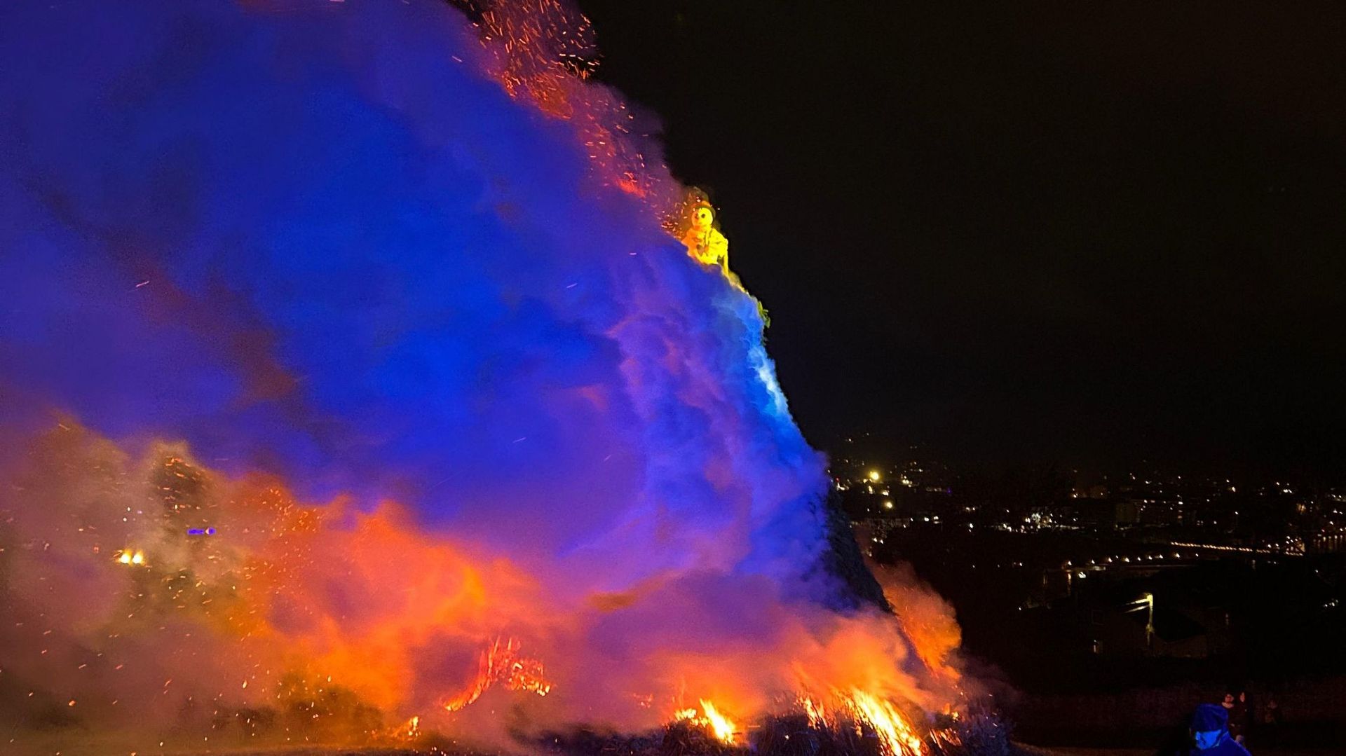 Le grand feu de Bouge a bien chassé l’hiver malgré une météo maussade.