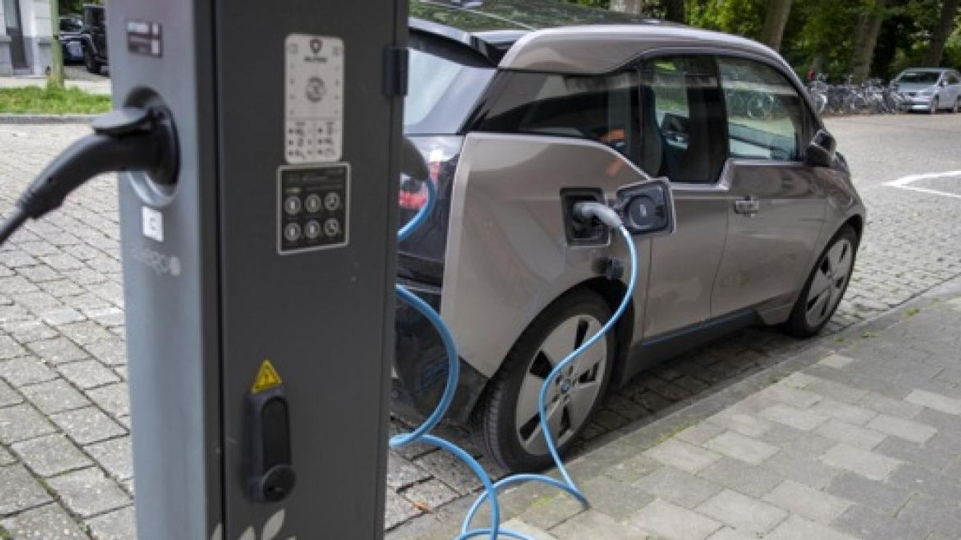 Les Belges restent réticents face à la voiture 100% électrique, selon Europ Assistance