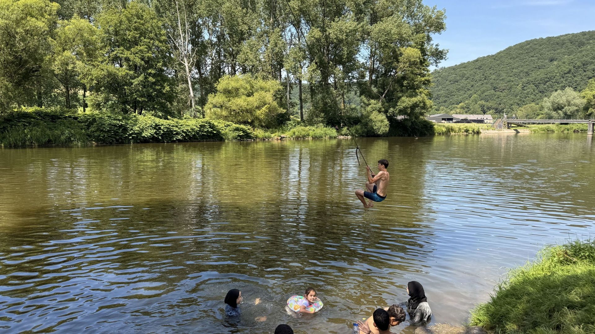 Esneux : le barrage de Fêchereux toujours pris d'assaut malgré l'interdiction de baignade