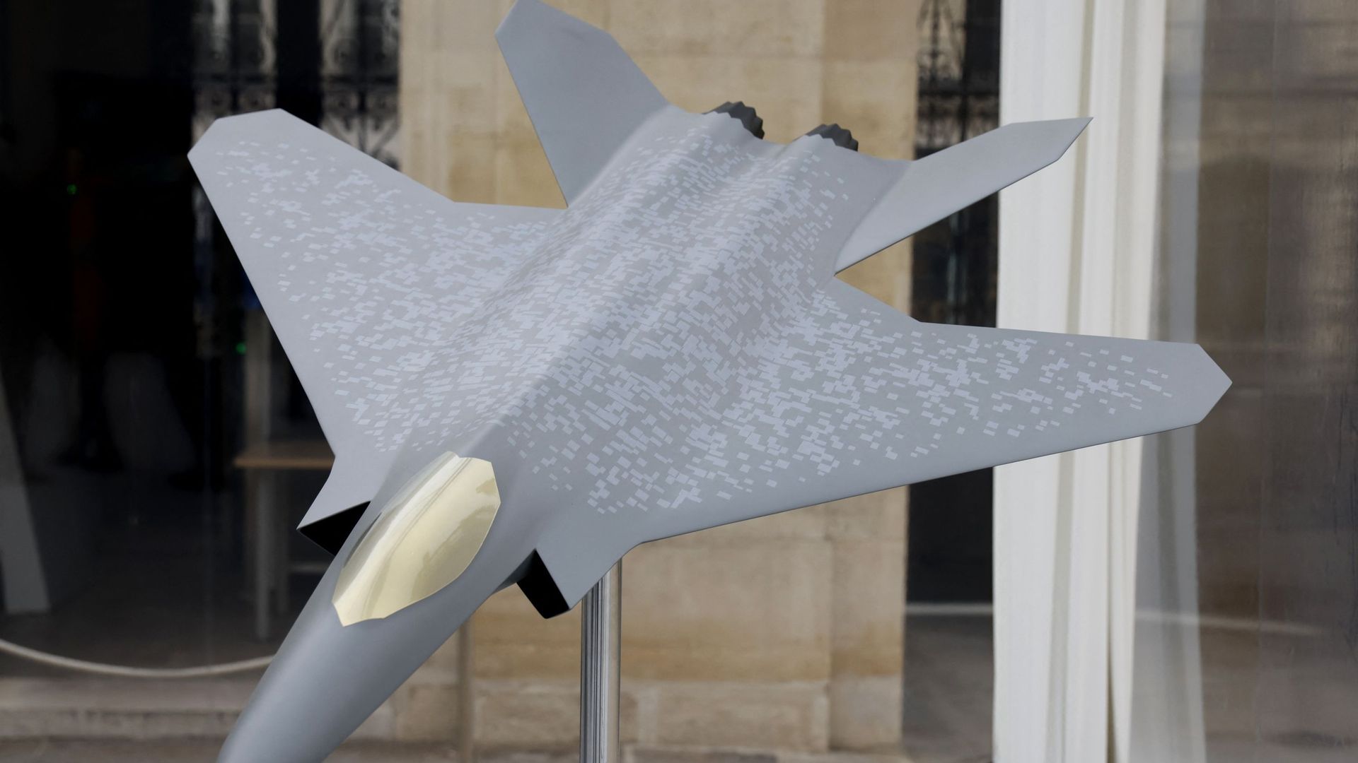 "L’Allemagne parle d’industrie, la France parle de défense" : l’abandon de l’avion du futur, révélateur d’une Europe fragmentée