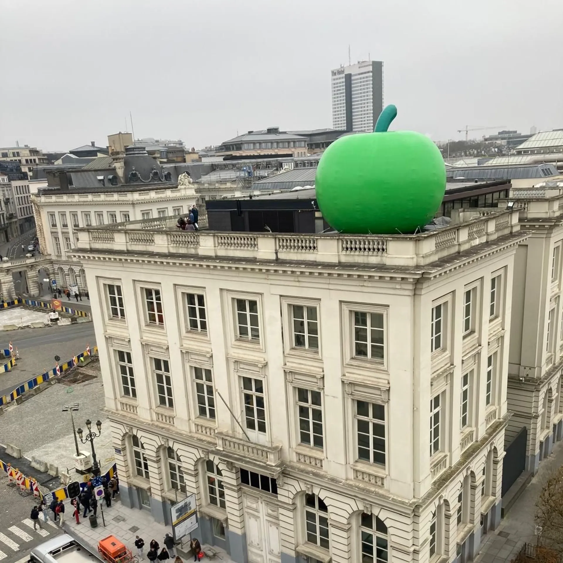 Une pomme géante à nouveau sur le toit du Musée Magritte RTBF Actus — free download
