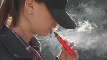 elfbar nachfüll pod läuft aus Interdites, les cigarettes électroniques circulent encore chez les ados :  'La puff c'est la sucette du 21e siècle'