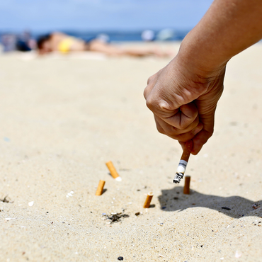 Dbat : interdiction de fumer sur les plages franaises...Toutes les plages  devraient-elles tre non-fumeur ? - RTBF Actus