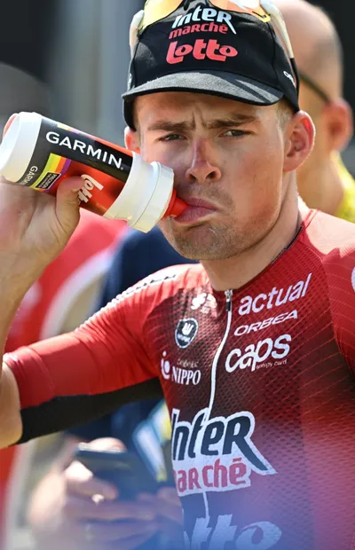 Cyclisme : Baptiste Veistroffer s'hydrate sur les routes du Tour de France.
