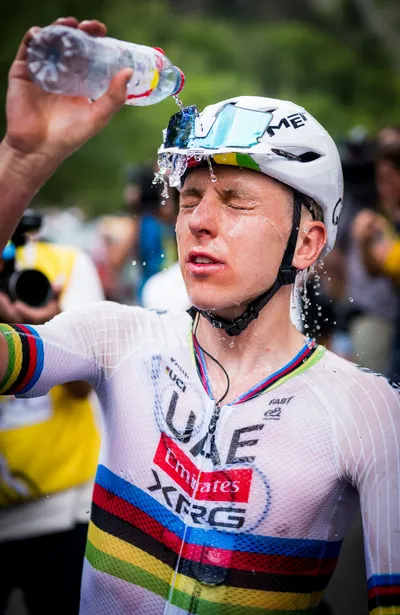 Cyclisme : Tadej Pogacar s'arrose après sa victoire à Gavarnie-Gèdre.