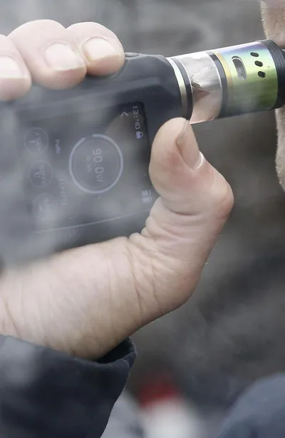 Cigarettes lectroniques illgales : le Centre antipoison met en garde  aprs plusieurs hospitalisations - RTBF Actus