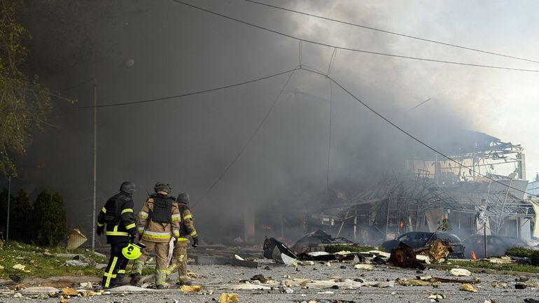Guerre en Ukraine : près de 20 morts dans des frappes russes à quelques heures d'une potentielle trêve, "un cynisme absolu" pour Zelensky