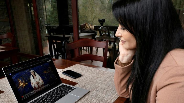 En Albanie, l'actrice devenue le visage de la "ministre virtuelle anticorruption" veut récupérer son sourire