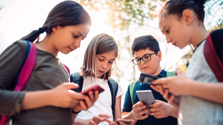 France : adoption d'un article phare en vue d'interdire les réseaux sociaux aux moins de 15 ans