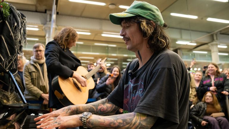 The Darkness crée la surprise dans la gare St Pancras à Londres