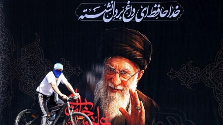 Guerre au Moyen-Orient : les funérailles de Khamenei officiellement lancées, des milliers d'Iraniens déjà réunis