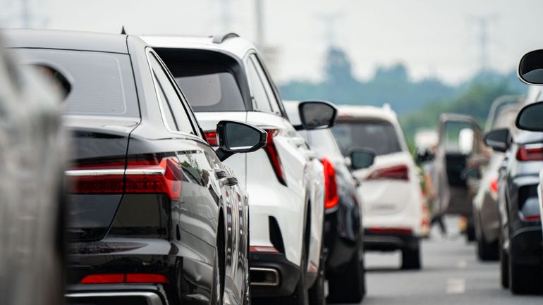 La vente de voitures thermiques autorisée après 2035 : "On est en train de vivre ce que l’on a vécu avec Nokia", estime Ecolo La vente de voitures thermiques autorisée après 2035 : "On est en train de vivre ce que l’on a vécu avec Nokia", estime Ecolo