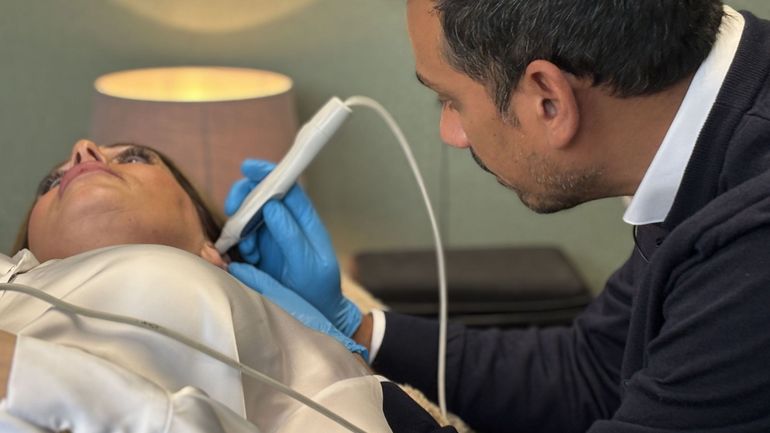 Arrêter de fumer grâce à un laser dans l’oreille, c’est possible ? Nous avons mené l’enquête Arrêter de fumer grâce à un laser dans l’oreille, c’est possible ? Nous avons mené l’enquête