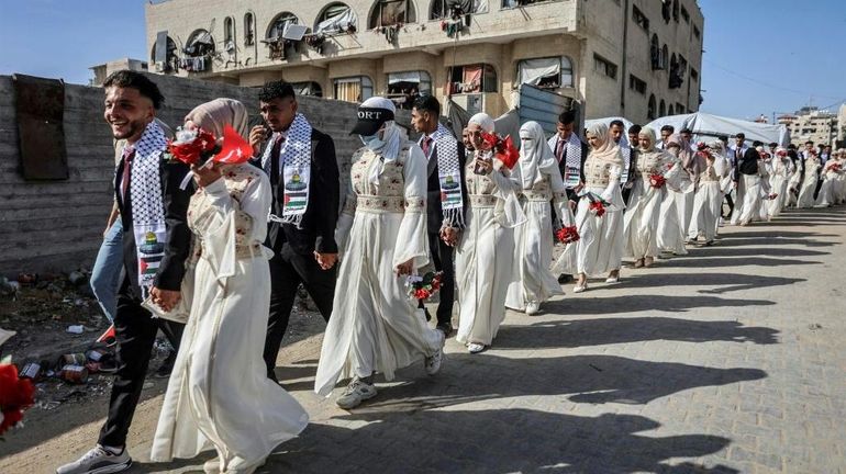 Proche-Orient : à Gaza-Ville, des milliers de personnes pour un mariage collectif, au milieu des décombres, pour "continuer à vivre"