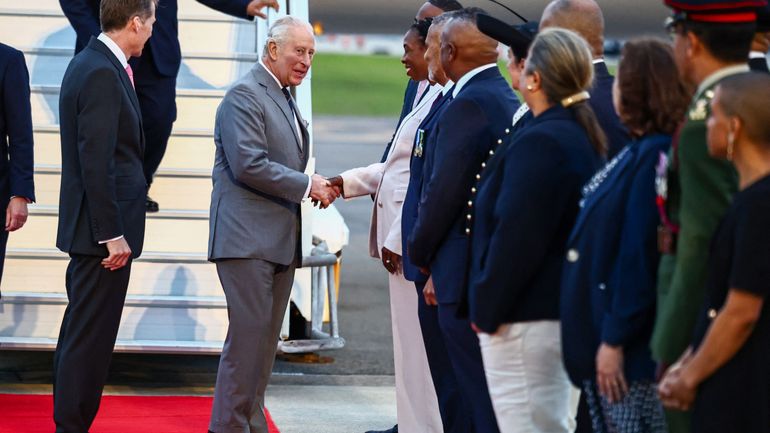 Le roi Charles III termine sa visite aux Etats-Unis sous les éloges de Trump et arrive aux Bermudes