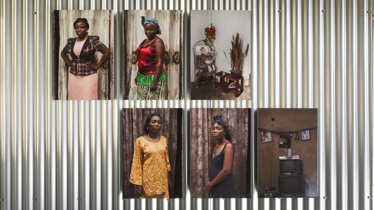 Dans sa série Tala Ngai qui signifie ‘regarde-moi’ ou ‘rends-moi
visite’, Gosette Lubondo photoraphie des Kinoises chez elles puis apprêtées pour sortir sous le regard des autres. 
